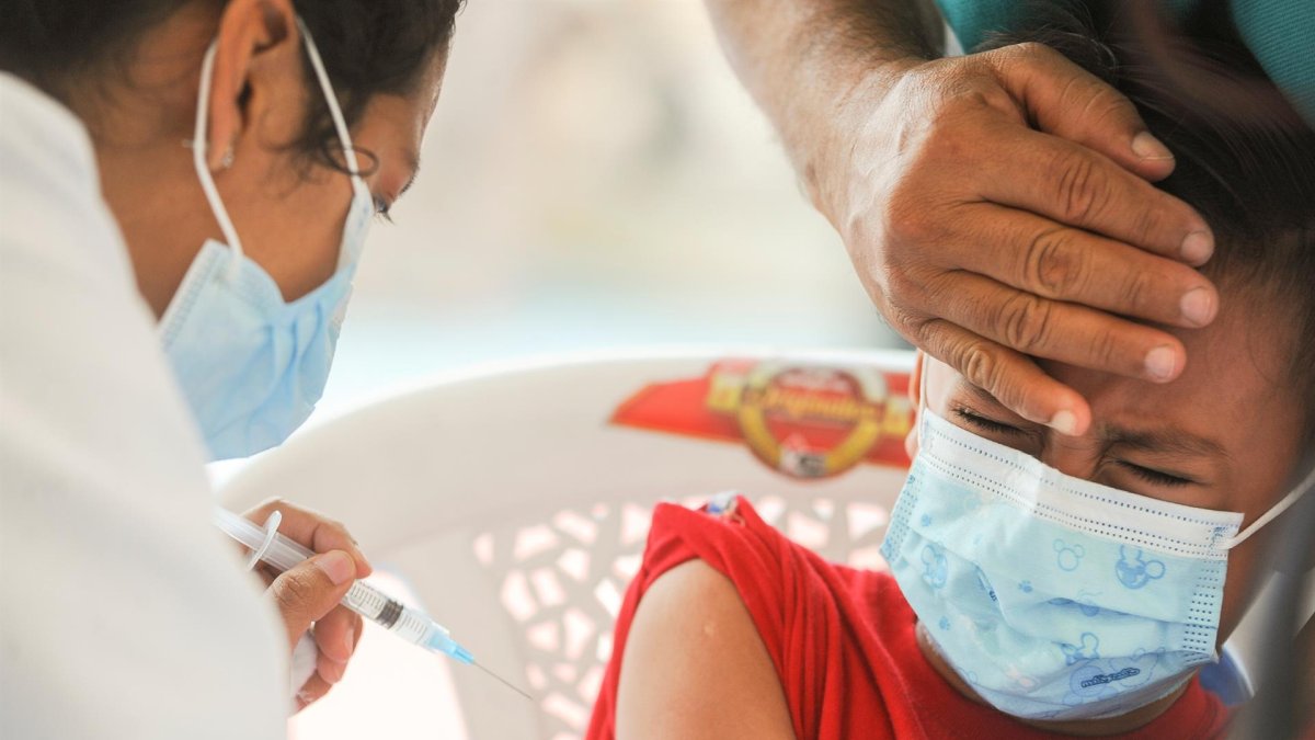 Las urbes que forman parte de esta primera etapa son la capital, Quito, Machala, Zamora Chinchipe y Loja, mientras que a partir del próximo lunes se podrán administrar dosis anticovid a los menores de 3 y 4 años en todo el país.