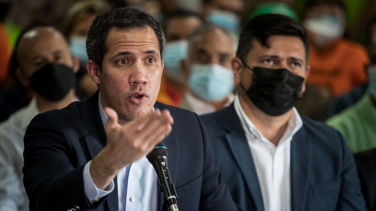 El líder opositor venezolano Juan Guaidó ofrece una rueda de prensa acerca de las futuras acciones de protesta que emprenderá, hoy, en Caracas (Venezuela).