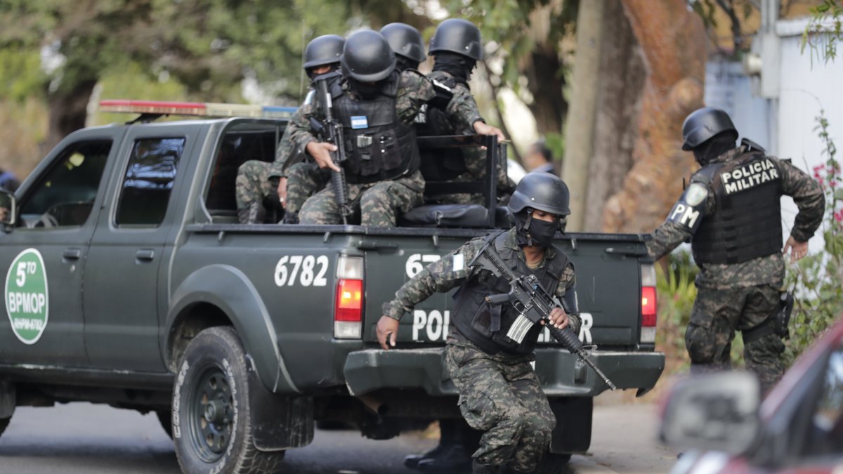 Agentes de la Policía Militar llegan a reforzar el dispositivo de seguridad en las afueras de la casa del expresidente Juan Orlando Hernández hoy, en Tegucigalpa (Honduras). 