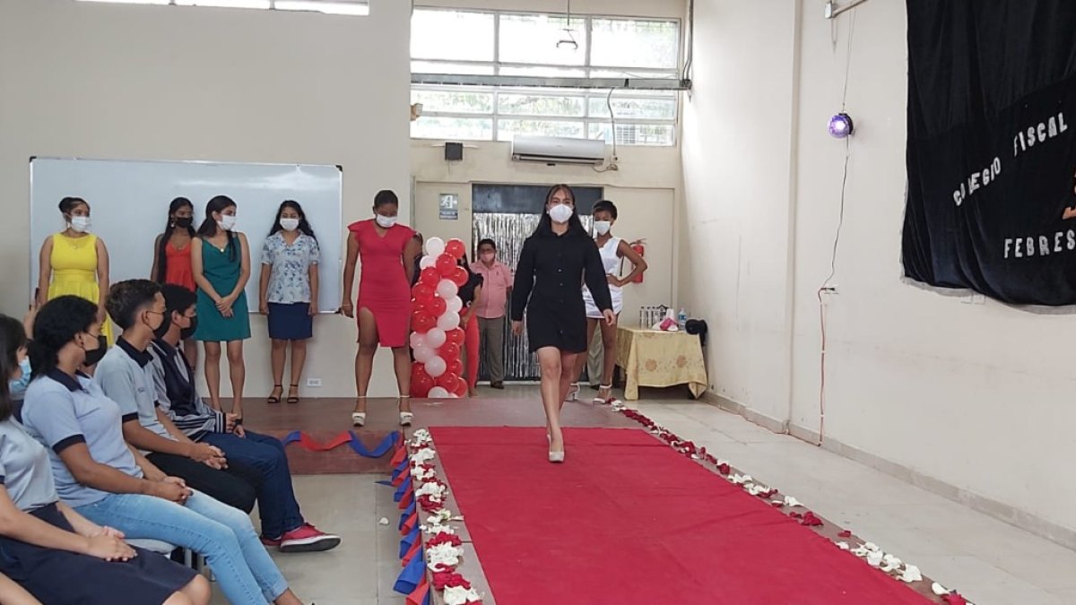 Estudiantes del colegio fiscal Febres Cordero exhiben sus prendas.