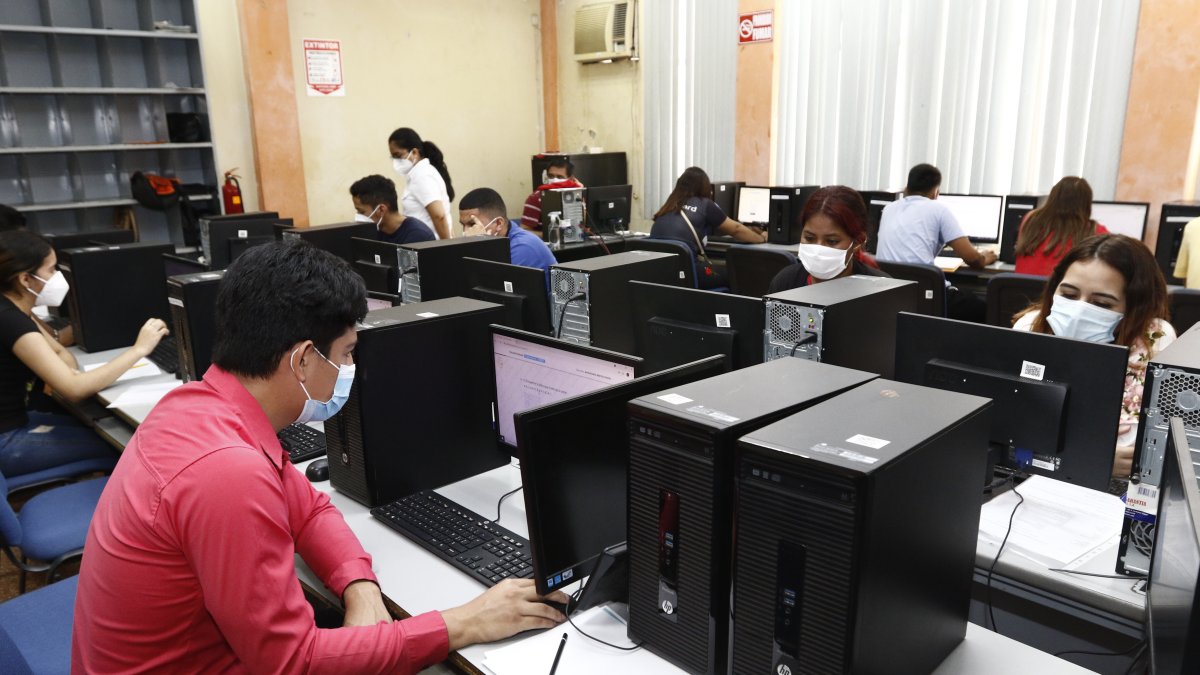 Muchos estudiantes se están preparando para rendir la prueba que le abre las puertas de ingreso a la universidad.