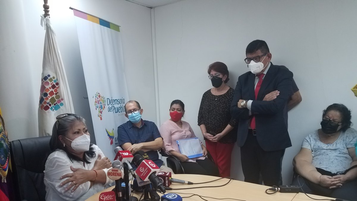 Carmen Macías, de la Asociación de pacientes de enfermedades reumáticas, durante su intervención en la rueda de prensa  conjunta de este martes 15 de febrero.