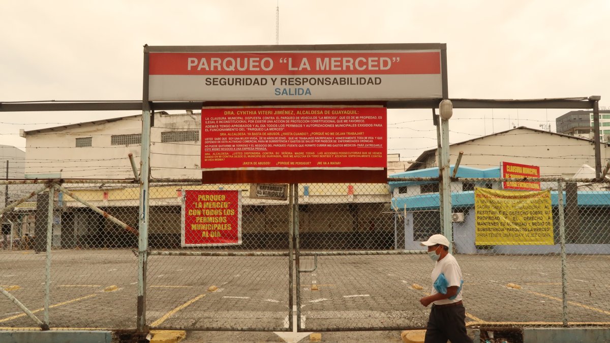 Hecho. En el parqueadero, la familia afectada ha colgado los letreros que detallan el proceso y los resultados.