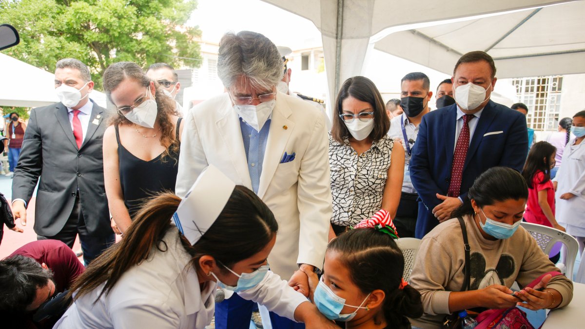 El presidente ecuatoriano Guillermo Lasso (c), recorre un centro escolar en Guayaquil (Ecuador), en una fotografía de archivo.