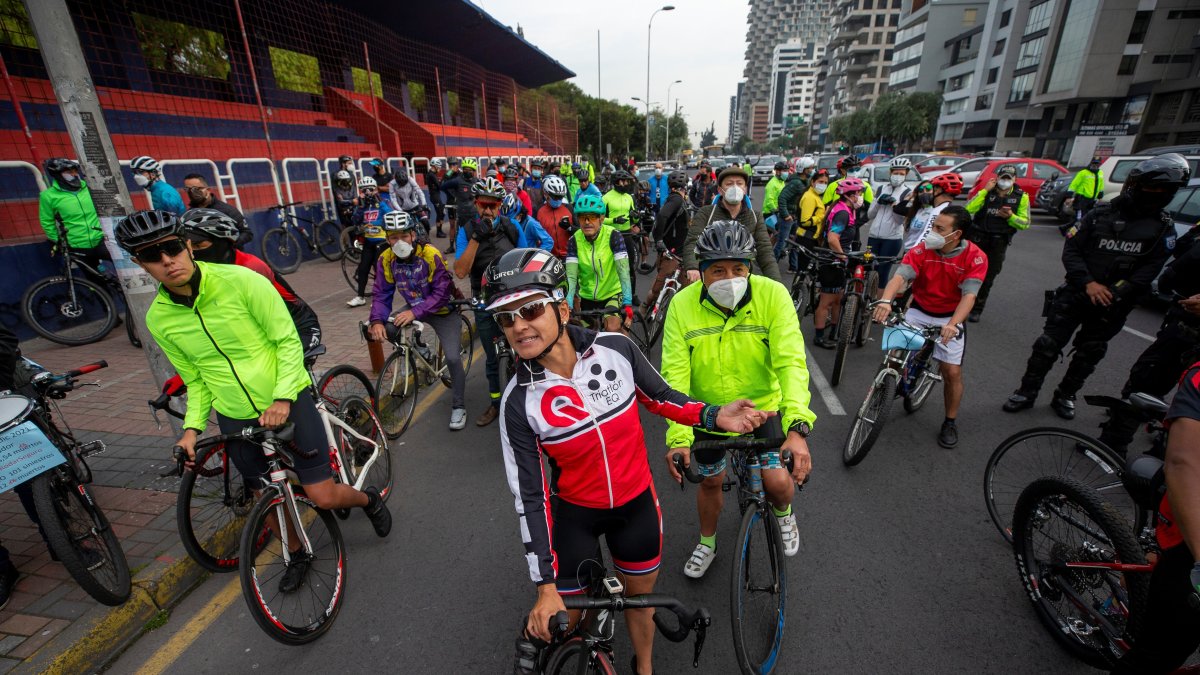 Ciclistas ecuatorianos protestan y recorren las calles hoy en Quito (Ecuador).