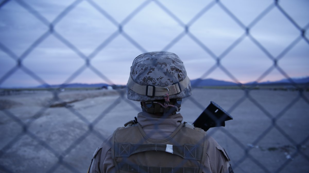 Miembros de las Fuerzas Armadas montan guardia, el 13 de febrero de 2022, en la comuna fronteriza con Bolivia de Colchane (Chile).