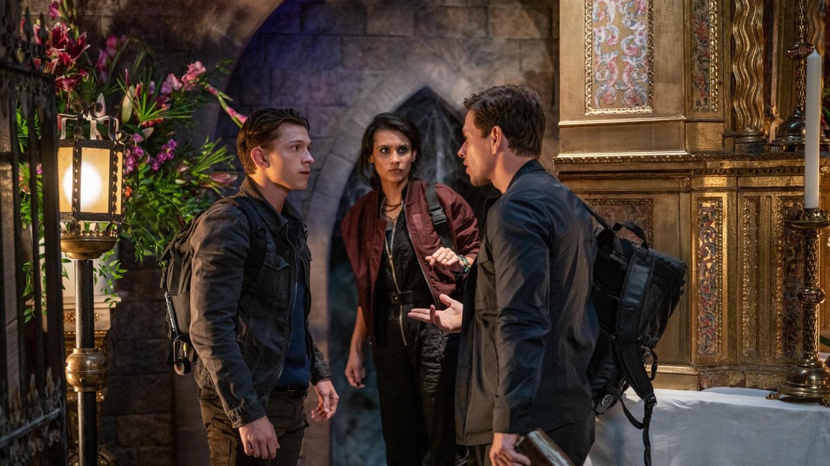 Fotograma cedido por Sony Pictures donde aparecen (i-d) Tom Holland como Nathan Drake, Sophia Taylor Ali como Chloe Frazer y Mark Wahlberg como Victor Sullivan, durante una escena de la película 