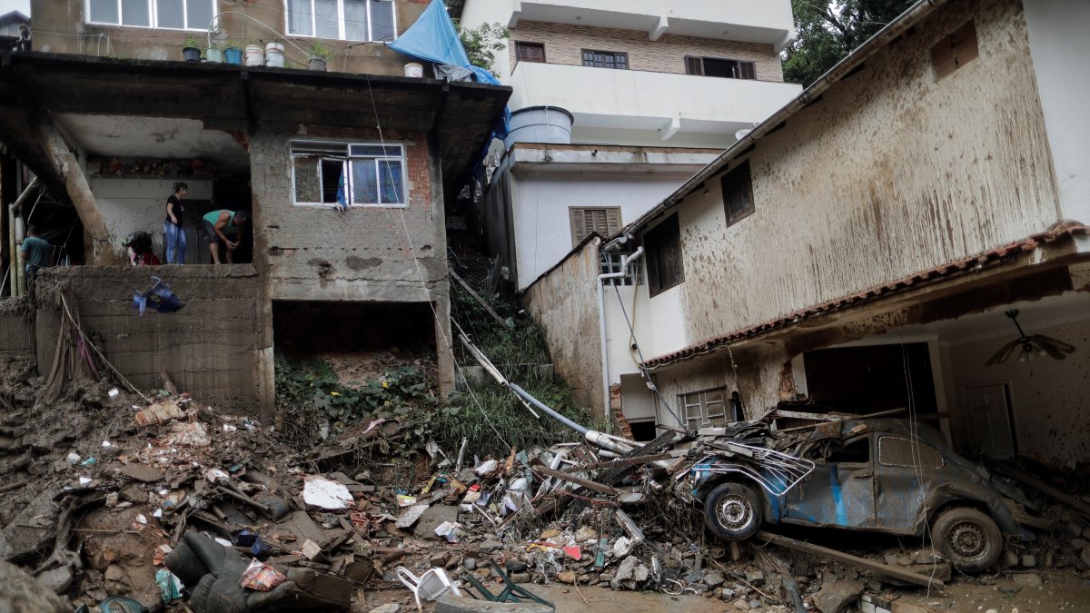 Vista hoy de los daños ocasionados por las fuertes lluvias que afectan la ciudad de Petrópolis