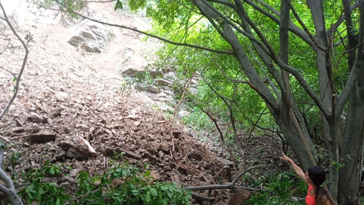 Espacio. Una moradora señala el punto donde ocurrió el deslizamiento de tierra.