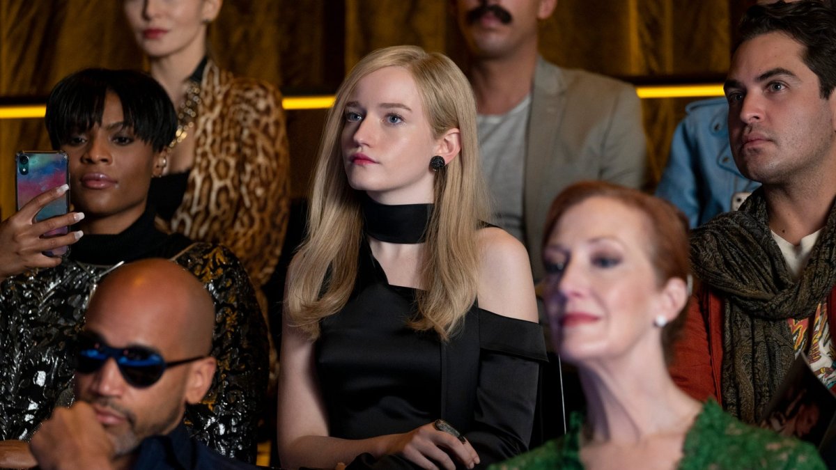 La actriz Julia Garner, conocida también por su participación en Ozark, personifica a Anna Delvey, el personaje creado por la estafadora