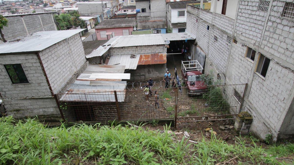 Las piedras y tierra que se deslizan desde un cerro de Colinas de la Alborada ha dañado techos y paredes de viviendas.