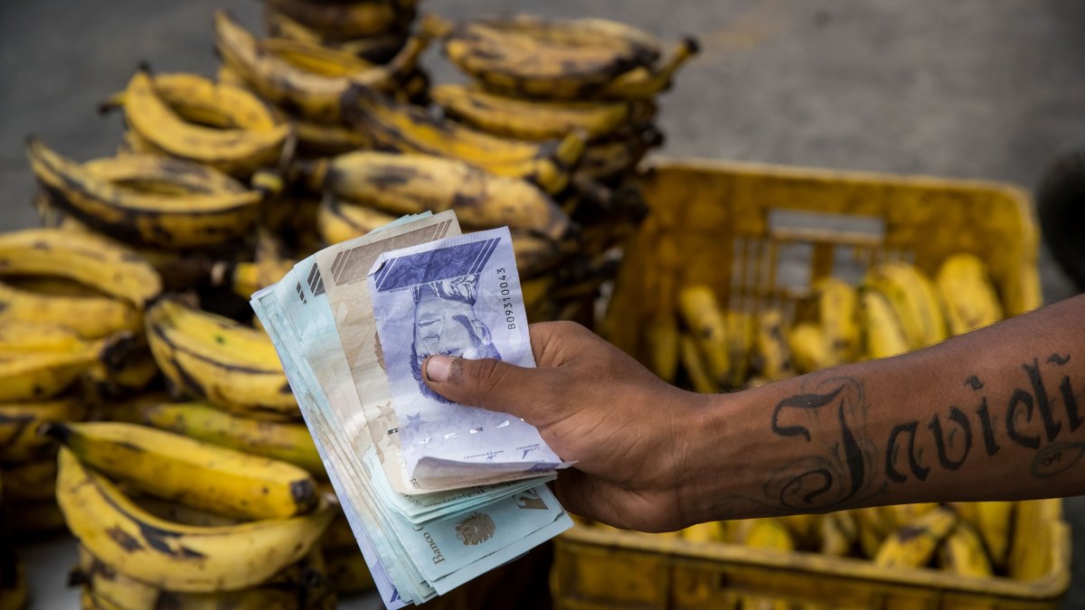 El pequeño comercio mueve los bolívares en Venezuela. / Reyner Peña