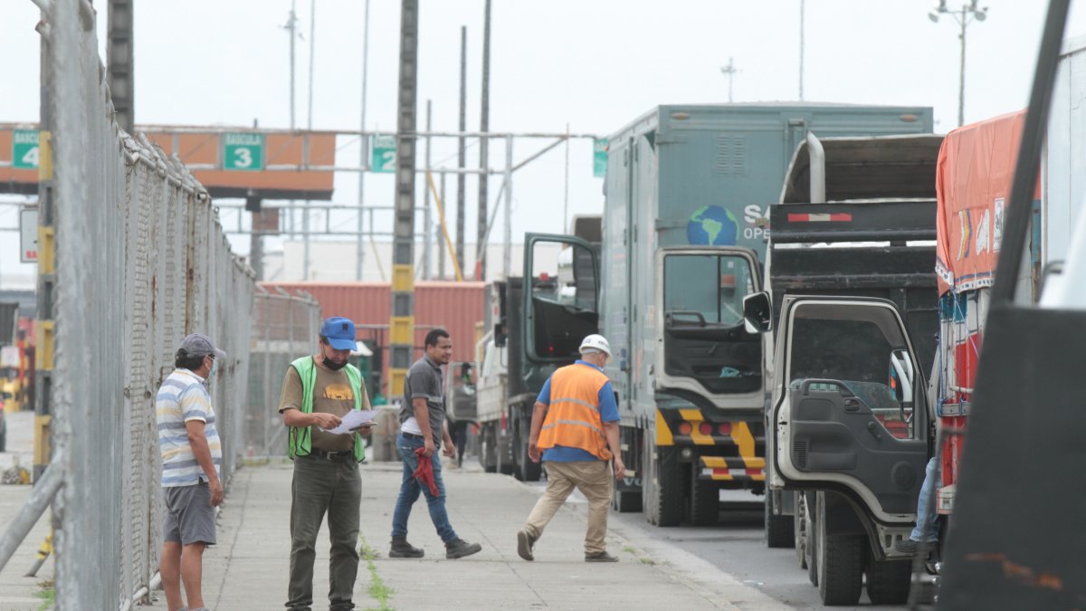 Fila.- Fuera del Puerto de Guayaquil se formó una fila de unos dos kilómetros de traileres. Los carros llegaban más allá del hospital de la Armada, en la avenida 25 de Julio.