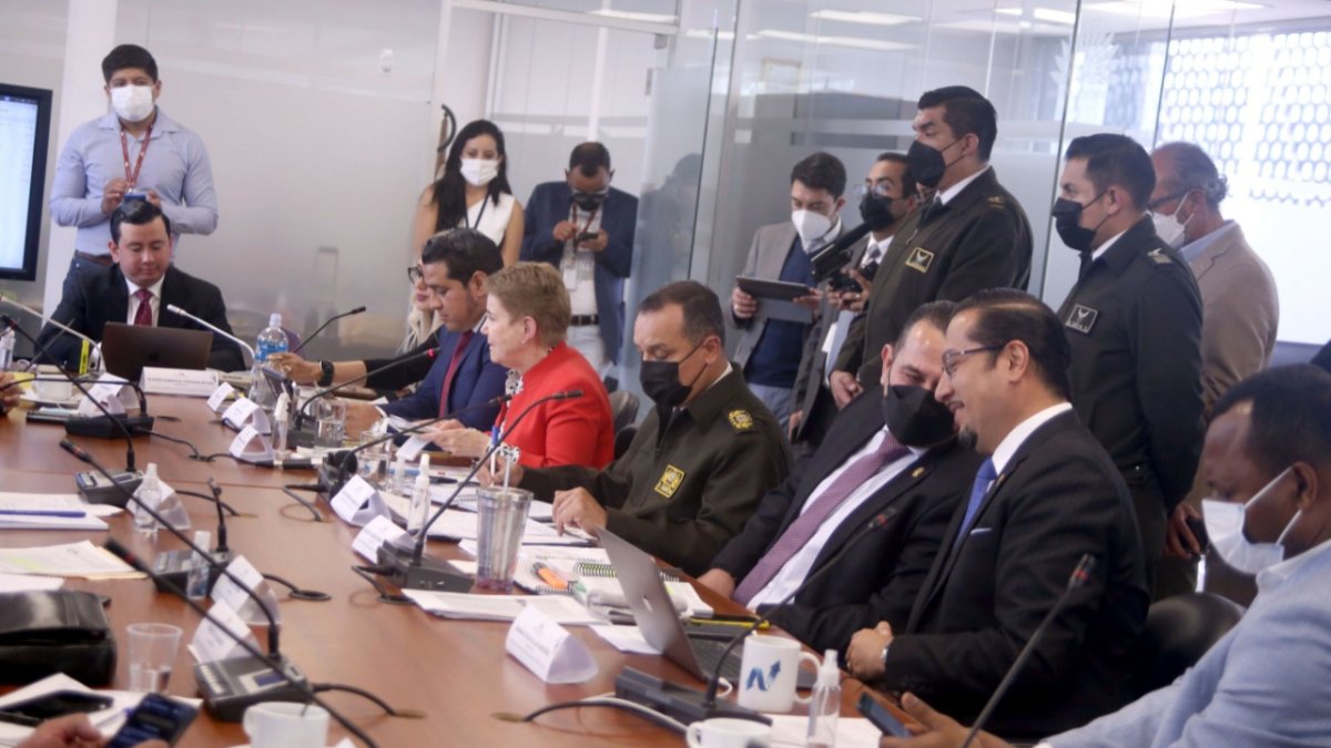 Versión. La ministra Alexandra Vela y los consejeros de Participación acudieron al llamado de la Asamblea.