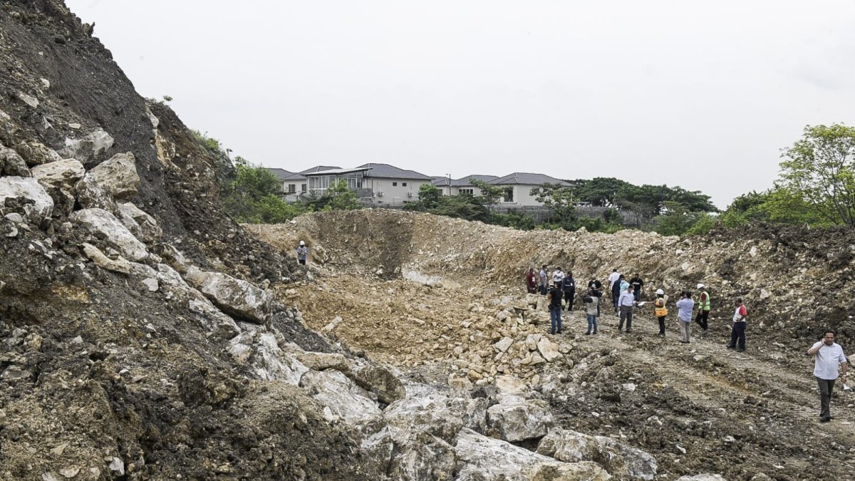 Vecinos de vía a la costa alertaron de las rocas que estaban ya cerca de sus patios y viviendas.