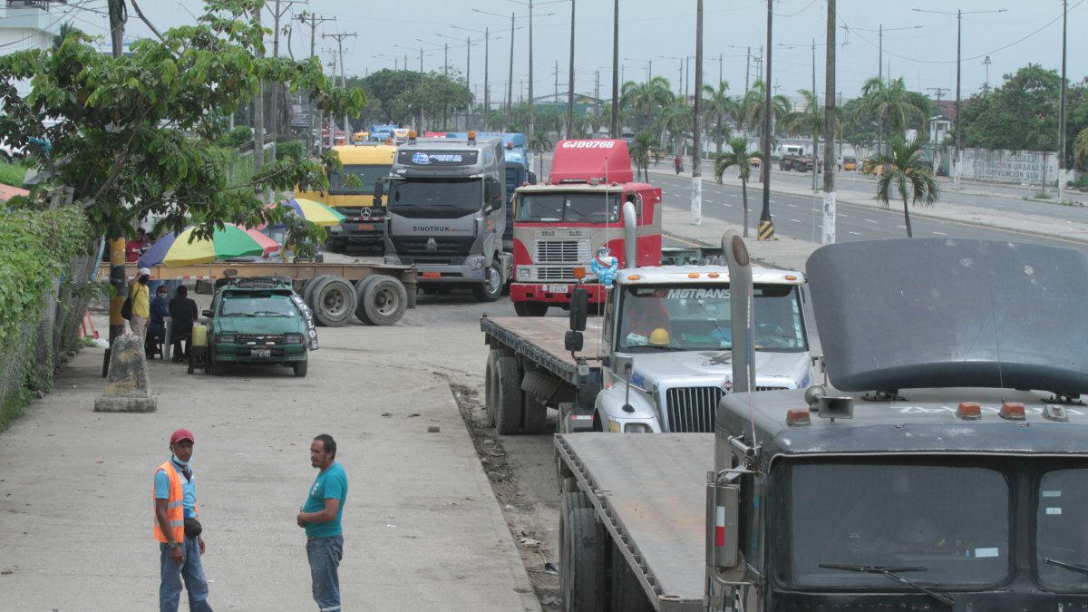 Espera.- La fila de camiones que hubo ayer, miércoles 16 de febrero, fuera del Puerto de Guayaquil.