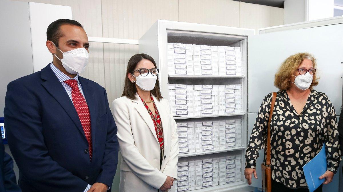 La embajadora de España en Ecuador, Elena Madrazo (d), junto a los ministros ecuatorianos de Salud Pública, Ximena Garzón (c), y de Relaciones Exteriores, Juan Carlos Holguín (i)