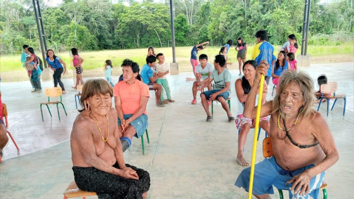 Población waorani, en la Zona Intangible de la Amazonía ecuatoriana, espera su turno para recibir la primera dosis de la vacuna contra la COVID-19, en julio de 2021.