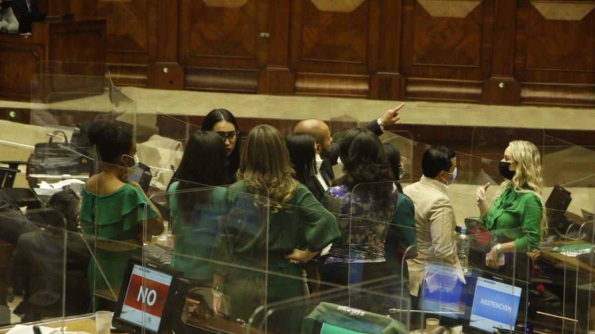 Los legisladores intentan cabildear hasta el último momento durante la votación en el pleno.