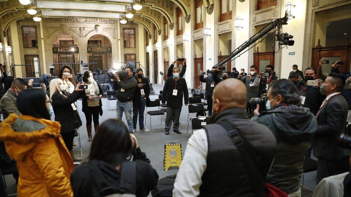 Periodistas de diferentes medios de comunicación guardan hoy un minuto de silencio por los comunicadores asesinados en los últimos días, al finalizar la conferencia matutina del presidente de México Andrés Manuel López Obrador.  