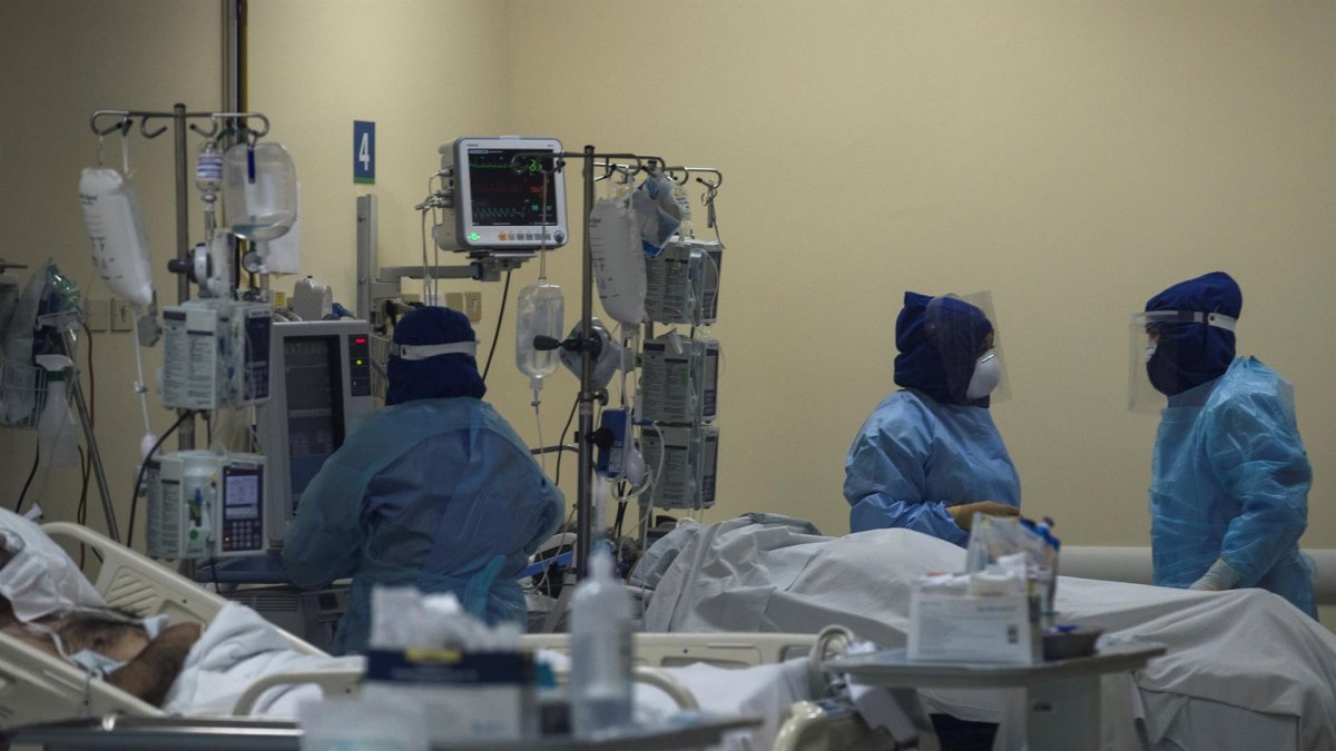 Personal sanitario atiende a un paciente afectado por la covid-19, en la Unidad de Cuidados Intensivos del Hospital Clínico de la Universidad de Chile, en Santiago (Chile), en una fotografía de archivo.