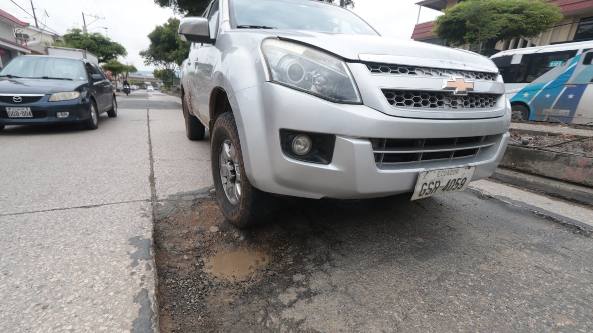Varios problemas en la Av. Benjamin Carrión, entre ellos los baches Agencia (ag-extra)