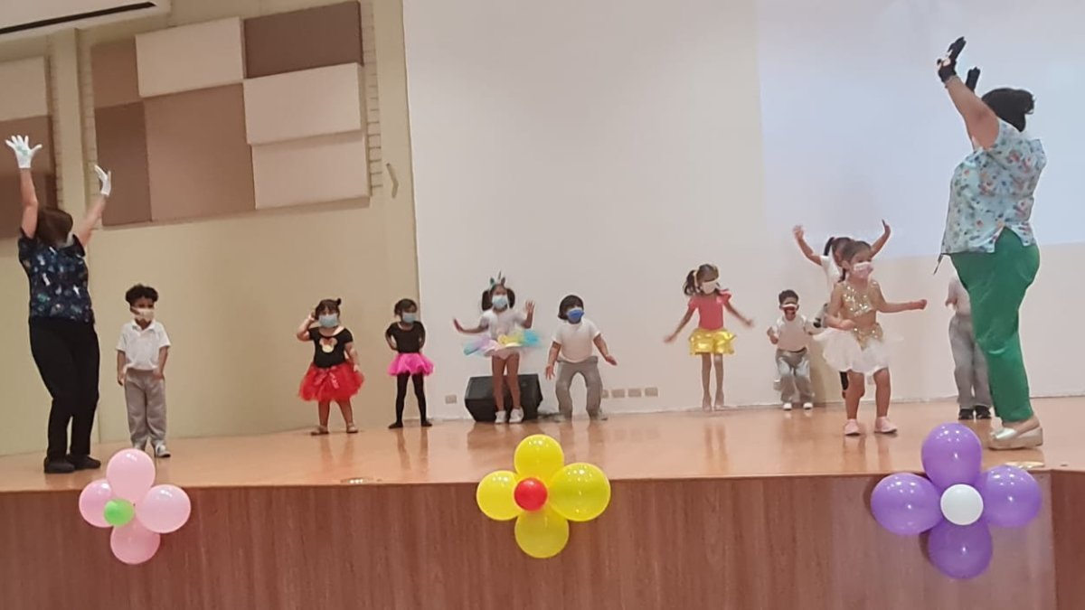 Los menores, junto a sus maestros, desarrollaron varias actividades recreativas durante el acto de clausura del programa Redes de Aprendizaje.