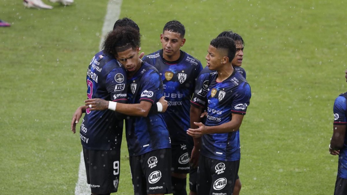 Los jugadores de Independiente del Valle celebran el primer gol ante los paraguayos