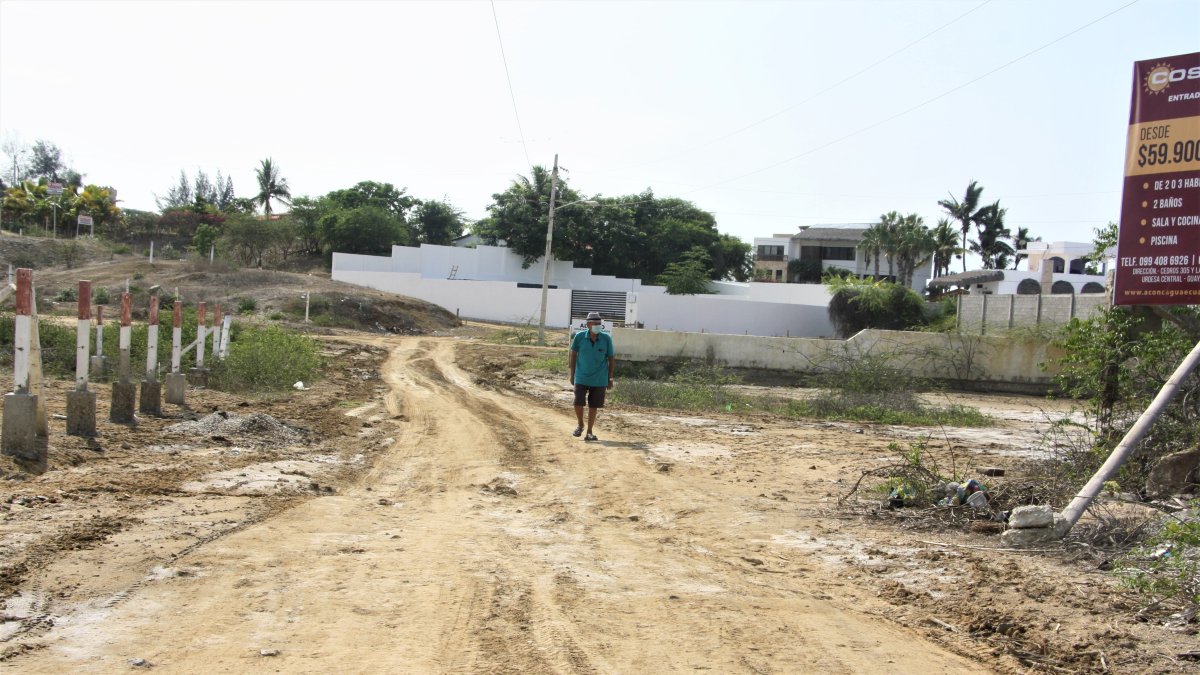 Las calles. Todas las vías internas son de tierra, no tienen asfalto, hay baches y falta sombra.