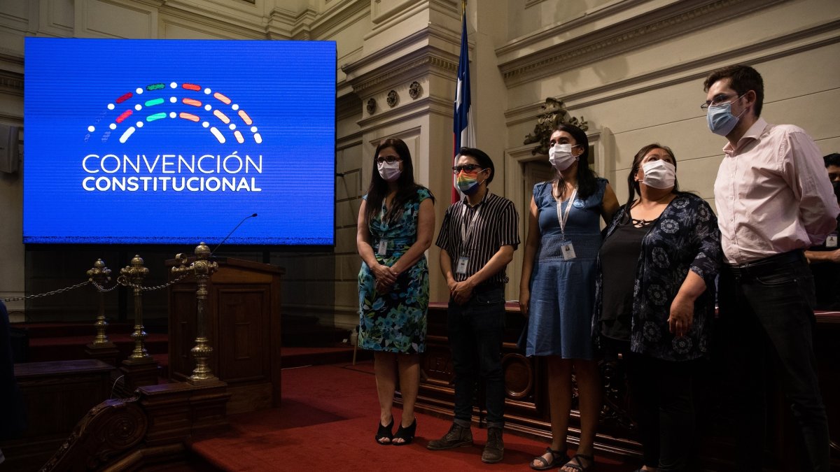 Los integrantes de la Convención trabajan a full para reformar la nueva Constitución de Chile.EFE/ Alberto Valdes