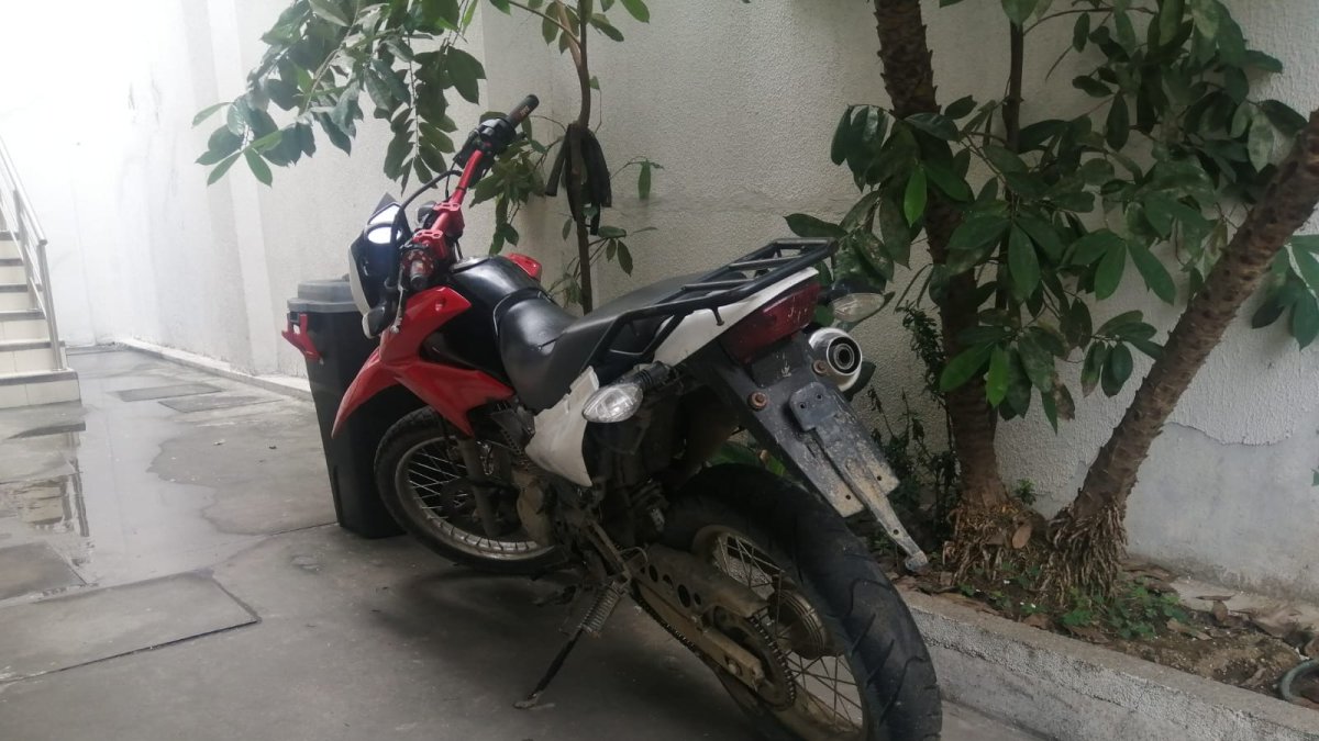 La motocicleta en la que supuestamente circulaban los ahora aprehendidos, como sospechosos de disparar a un agente.