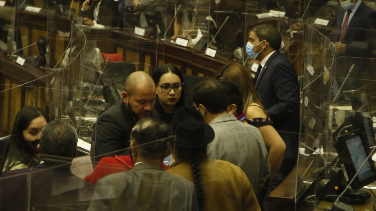 Los legisladores realizaban los últimos cabildeos previo a la fallida primera votación que no alcanzó los votos necesarios.