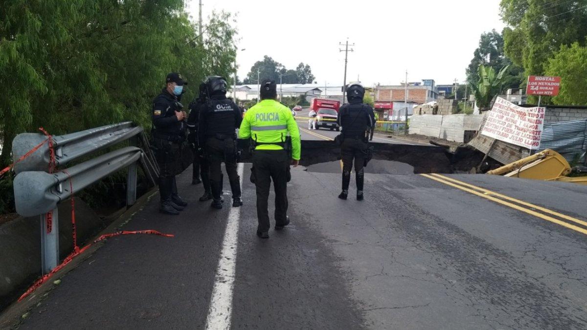 Rumiñahui:  En un tramo de carretera E-35, que conecta ese cantón con Quito, se formó un socavón.