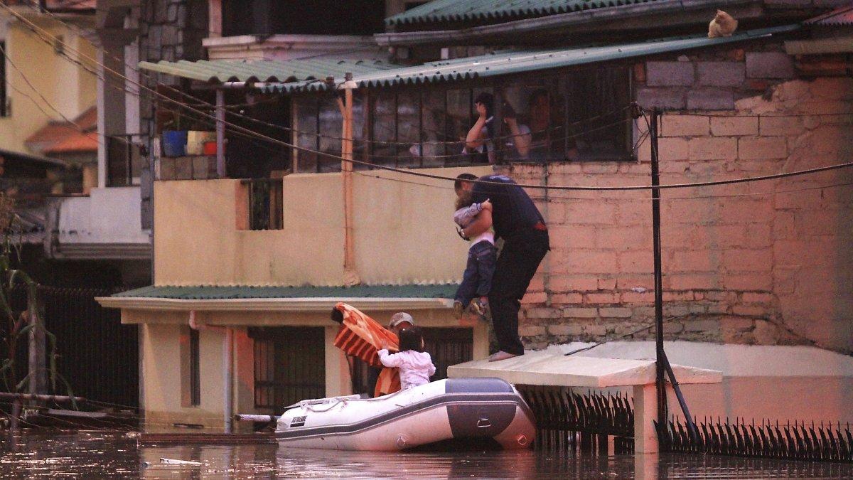 Fotografía de archivo en la que se registró el rescate de afectados por una inundación en Cuenca