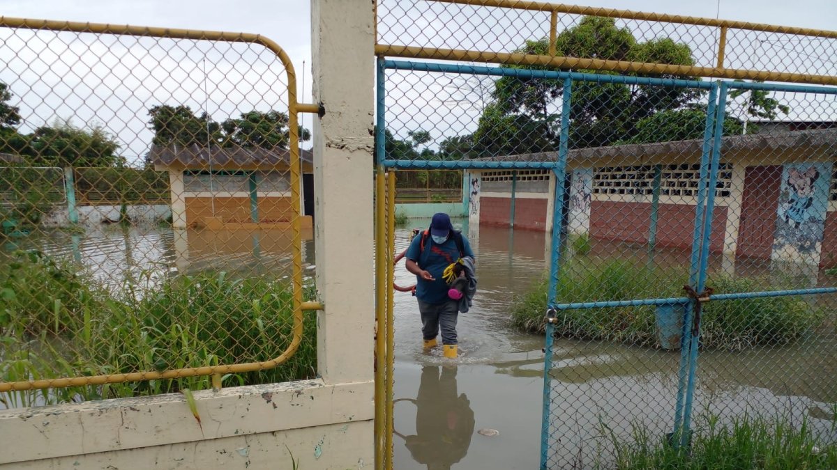 Lluvia. Los fumigadores mojan su uniforme todos los días por las inundaciones.
