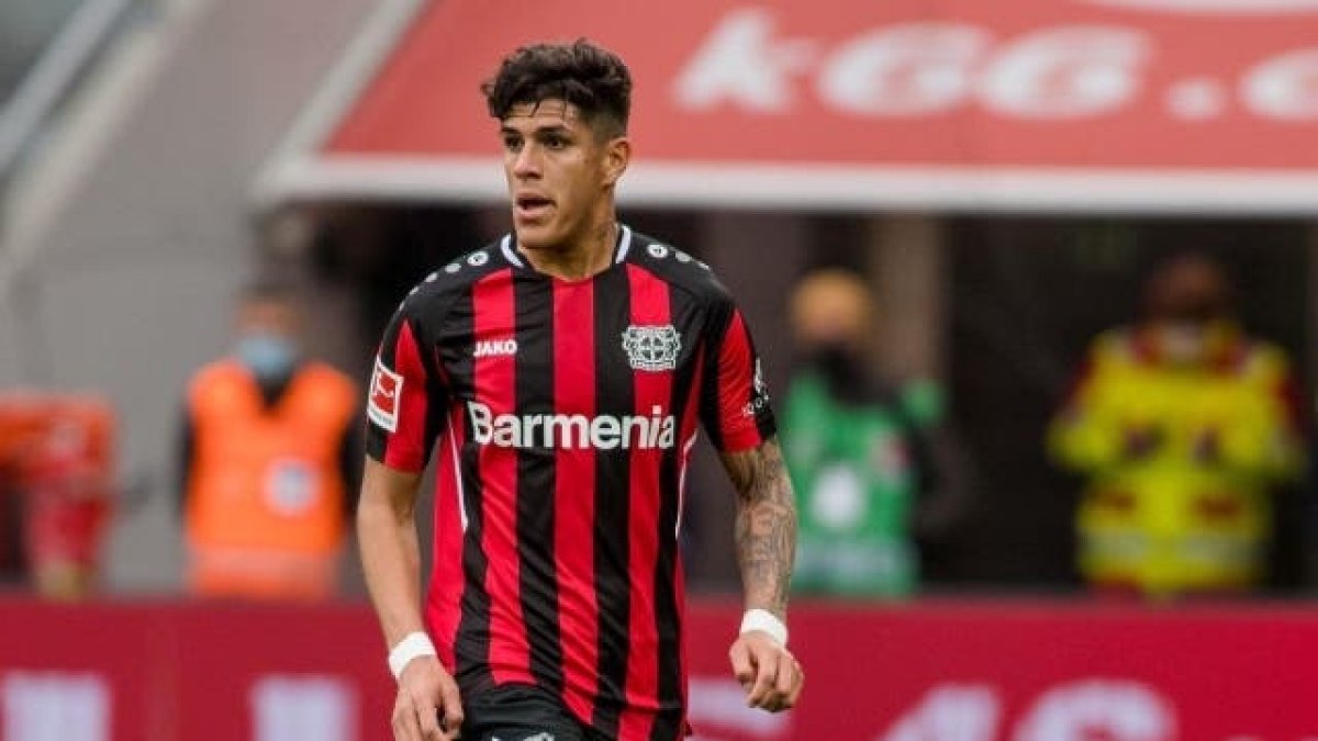 Piero Hincapié, defensa ecuatoriano, será dirigido por Xabi Alonso en el fútbol alemán.