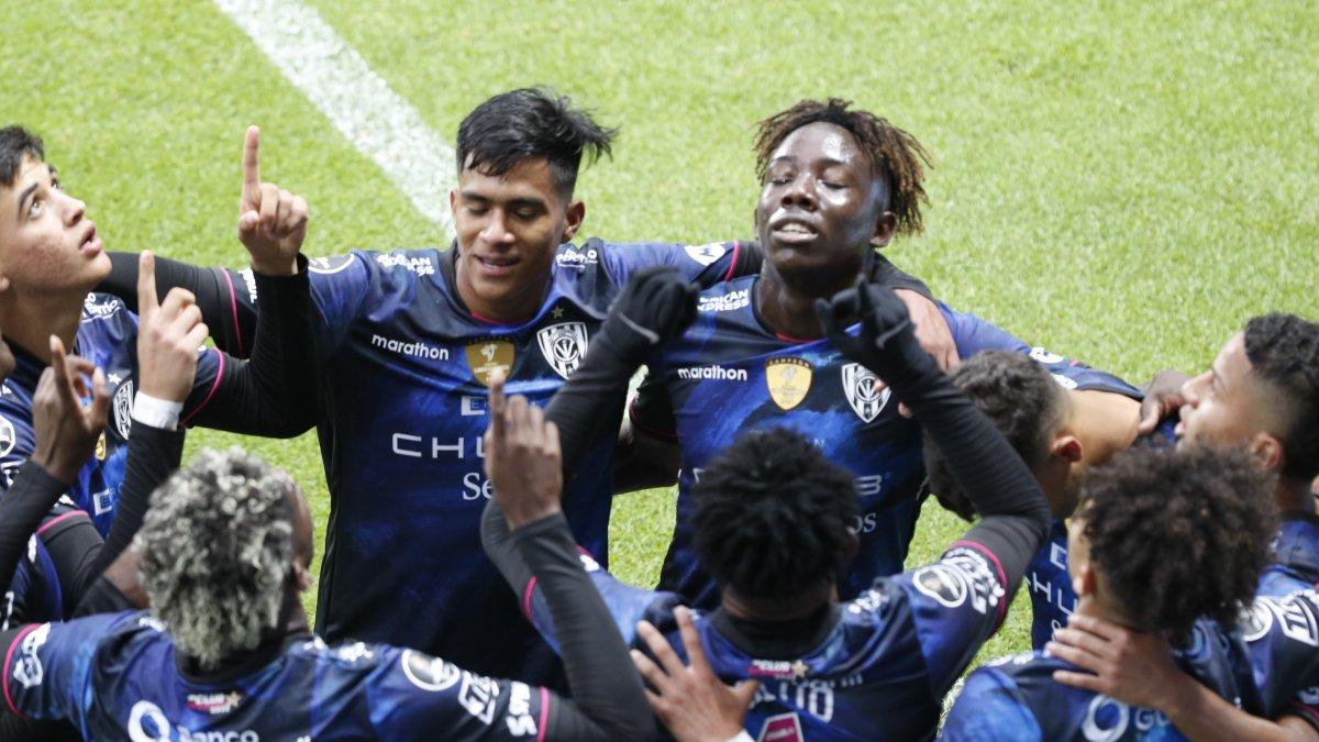 Los jugadores de Independiente celebran uno de sus goles ante Guaraní, en el cotejo en el que lograron el paso a la final.