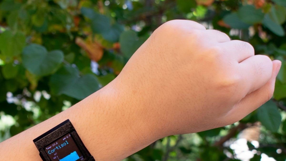 Wearable que monitoriza los niveles de cortisol a través del sudor.