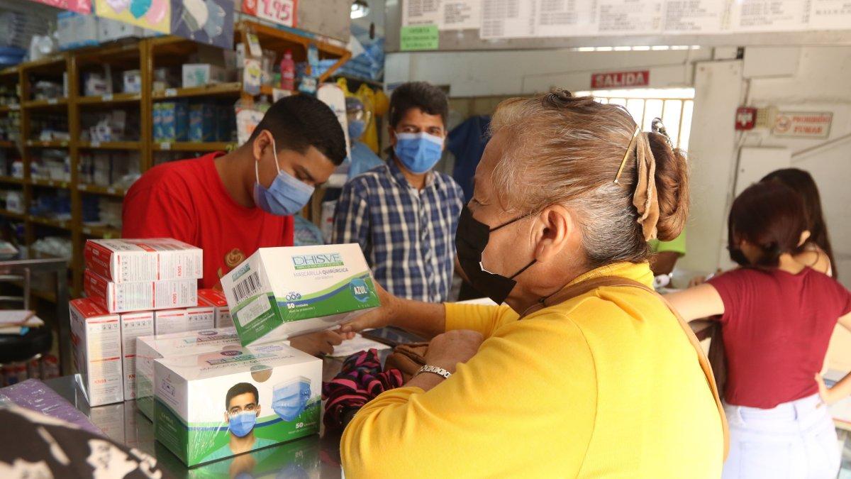 Compra.- Nelly Illescas adquiere las mascarillas para su familia en una distribuidora en el centro de Guayaquil.