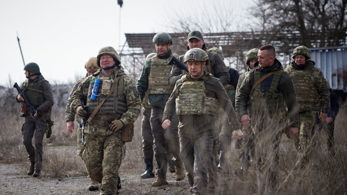 El presidente ucraniano Volodymyr Zelensky (centro) durante una visita al frente no lejos de la ciudad de Donetsk, controlada por prorrusos. / 
