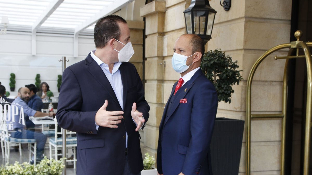Quito. Afuera de un hotel, Patricio Alarcón, empresario, y Andrés Castillo, abogado, charlaron unos minutos.