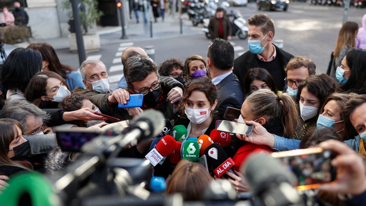 La presidenta de la Comunidad de Madrid, Isabel Díaz Ayuso atiende a la prensa a su llegada a la reunión Ejecutiva Nacional del PP que se celebra este martes en la sede de la formación en la calle Génova de Madrid.