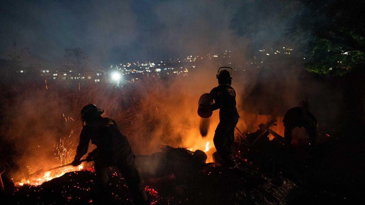 - Bomberos trabajan para apagar un incendio, el 11 de febrero de 2022, en Caracas (Venezuela). EF R.