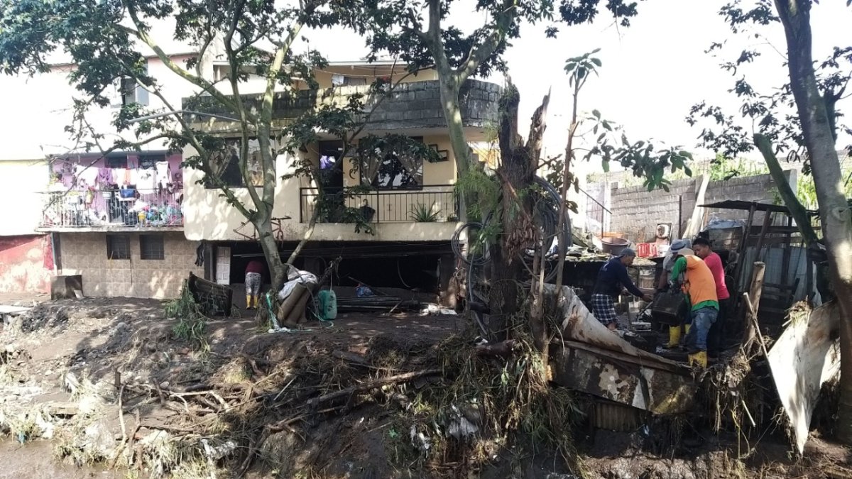 Daño. Al menos 40 casas resultaron afectadas por una riada de lodo, agua, restos de vegetación.