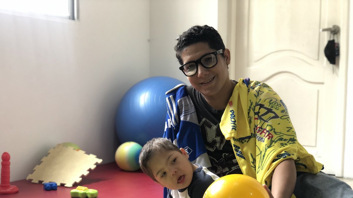 Daniel junto a su hijo Joaquín. Su amor de padre lo llevó a vender su colección de camisetas de fútbol, y ahora se las donan para que continúe con la recaudación