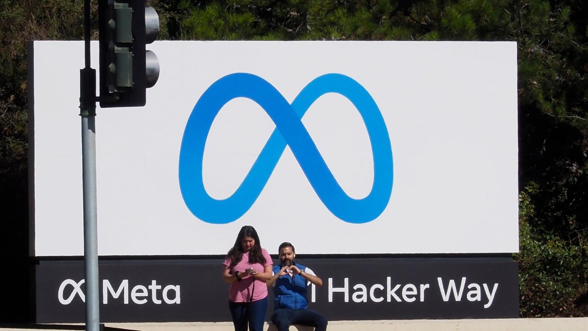 Vista del logo de Meta frente a la sede de Facebook en Menlo Park, California (EE.UU.), en una fotografía de archivo.