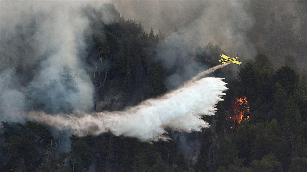 Vista de una operación para contener un incendio en Argentina, en una fotografía de archivo.