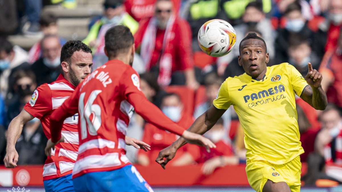 Pervis Estupiñán (d), marcapunta del Villarreal, cumplió en el duelo ante el Granada.