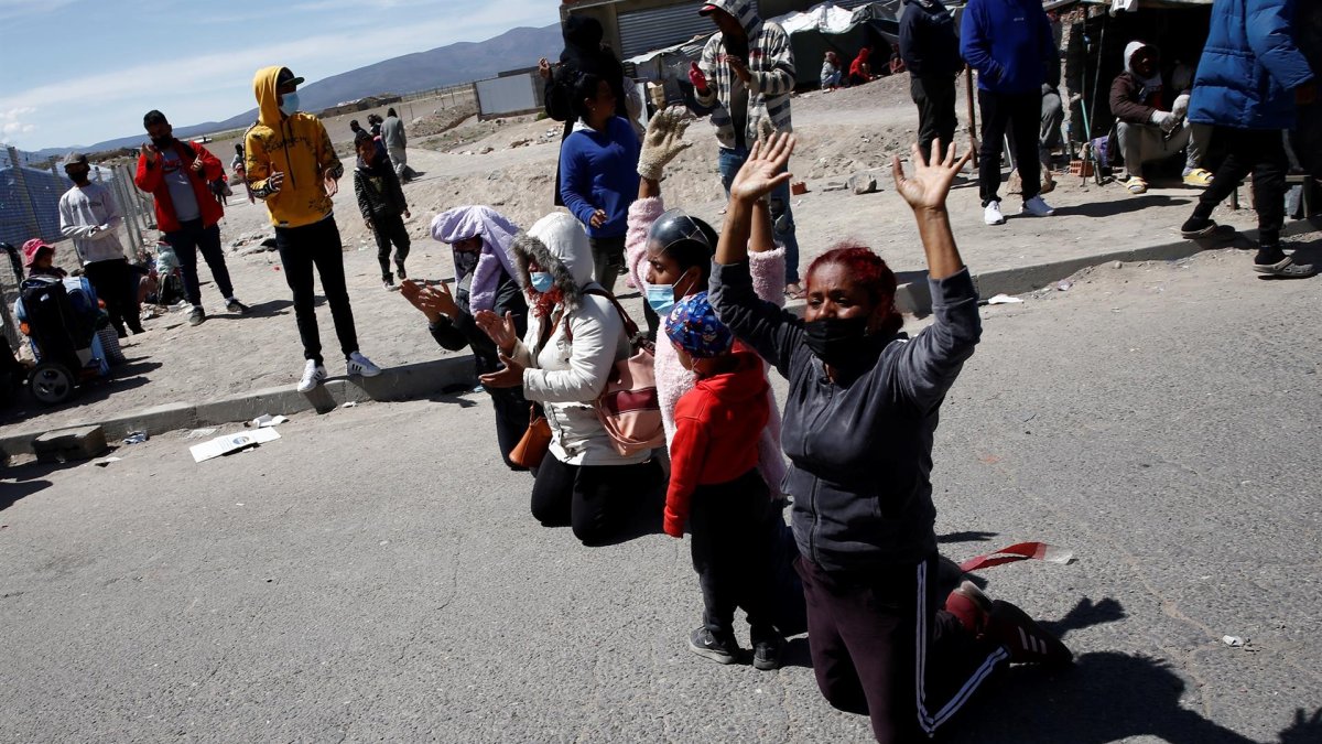 Un grupo migrantes protesta, el 13 de febrero de 2022, contra el cierre de la frontera entre Chile y Bolivia situada en la comuna de Colchane (Chile).