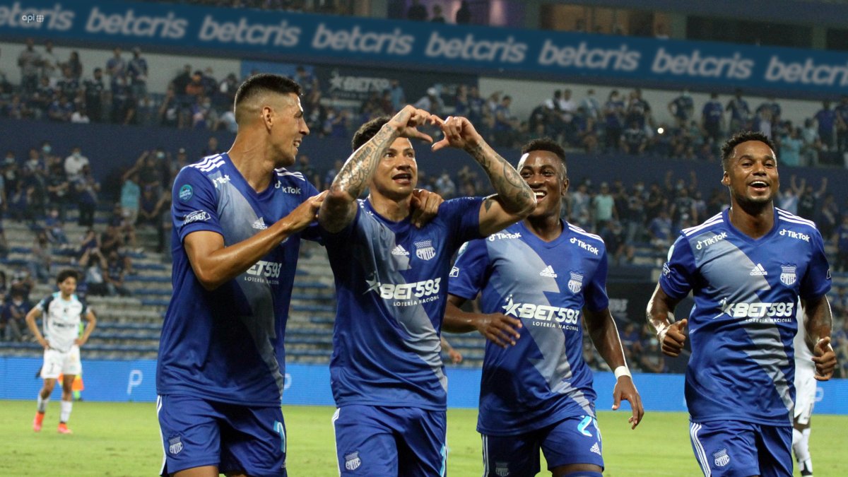 Mauro Quiroga (i), Alexis Zapata (c) y Bryan Carabalí, celebran una de las victorias del Bombillo en el torneo nacional.